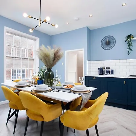 Newley Refurbished - Stylish 3 Bed Abode In - Sleeps 7