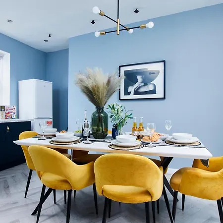 Newley Refurbished - Stylish 3 Bed Abode In - Sleeps 7 公寓 *