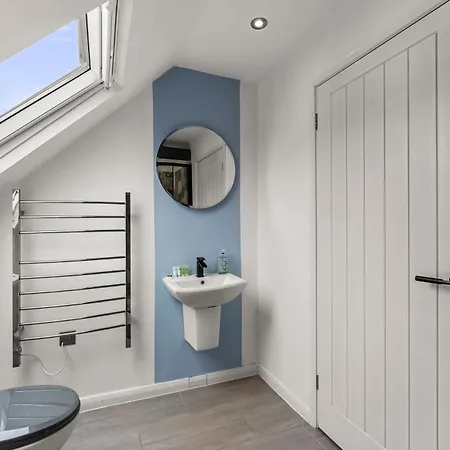 Newley Refurbished - Stylish 3 Bed Abode In - Sleeps 7 惠特比