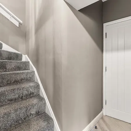 Newley Refurbished - Stylish 3 Bed Abode In - Sleeps 7 *