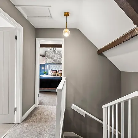 Newley Refurbished - Stylish 3 Bed Abode In - Sleeps 7 公寓 *