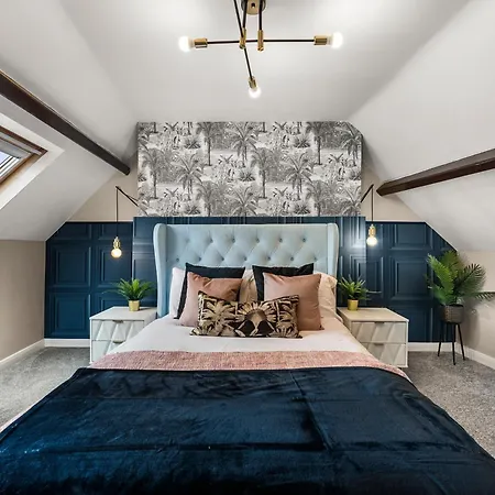 Newley Refurbished - Stylish 3 Bed Abode In - Sleeps 7 *